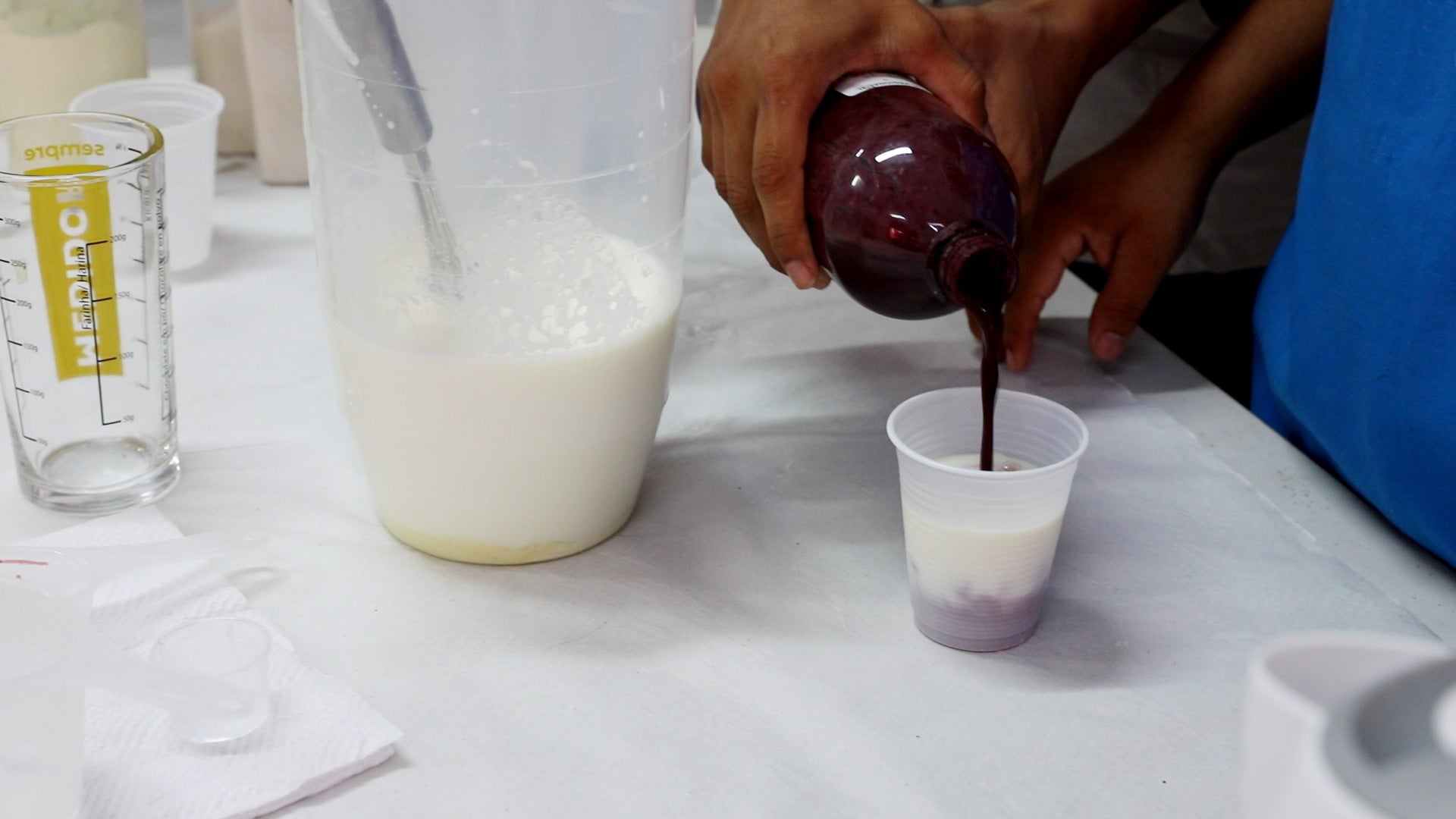 Para aumentar la aceptación del producto, se añadió açai a la fórmula láctea terapéutica. Foto: Karina Zambrana/MS/OPS/OMS.