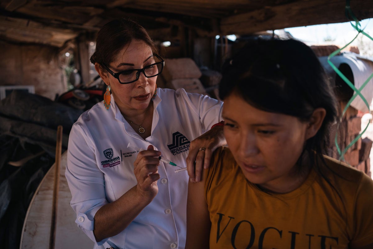 La enfermera Julia vacunando a poblaciones de zonas remotas.