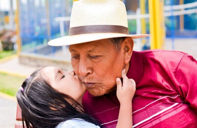 Abuelo con nieta