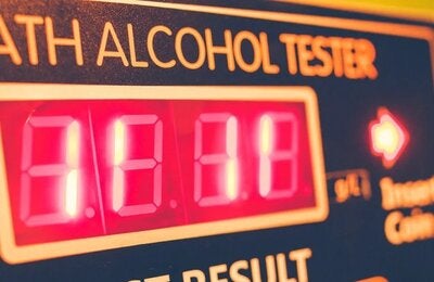 Imagen parcial de un alcoholímetro, que muestra el panel de resultados.
