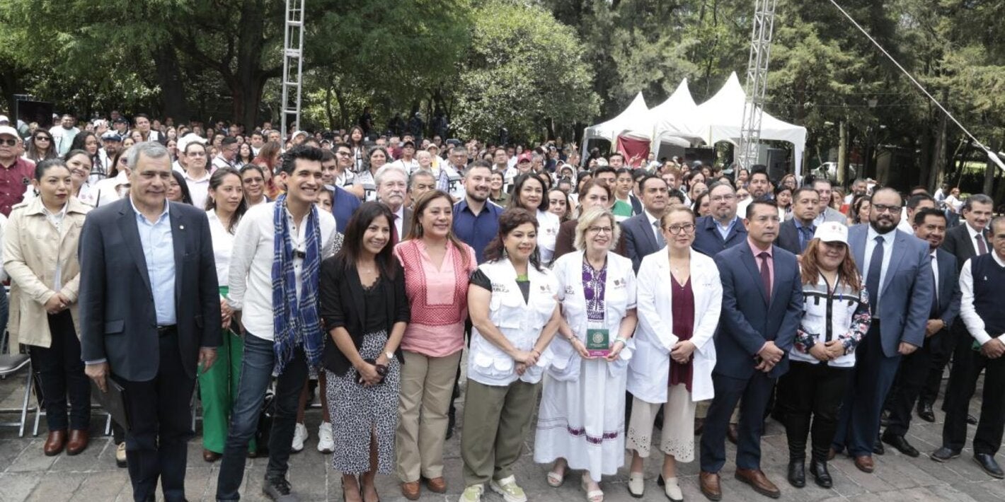 Fotografía grupal de las personas asistentes al lanzamiento del programa Ciudad que Late y Produce Salud